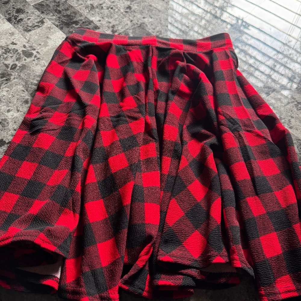 Black &Red skater skiet long 11”